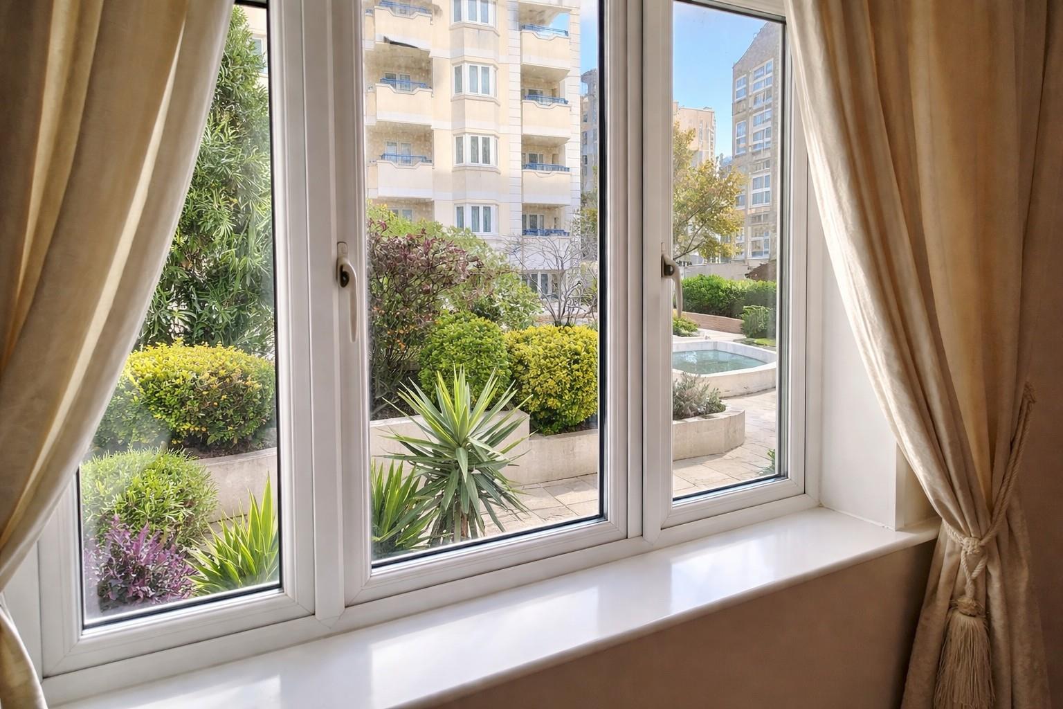 2 Bedroom Apartment. Grand Parade in Eastbourne,  11